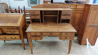 plusieurs meubles, dont un bureau, une chaise et une commode
