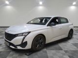 la voiture blanche est garée sur un sol en damier dans le garage