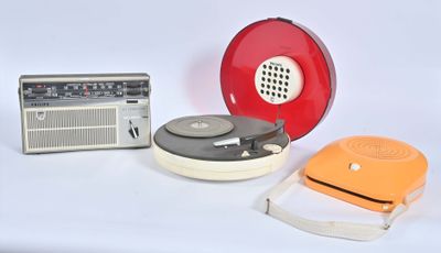 une radio, un tourne-disque et un lecteur de cassettes posés sur une table