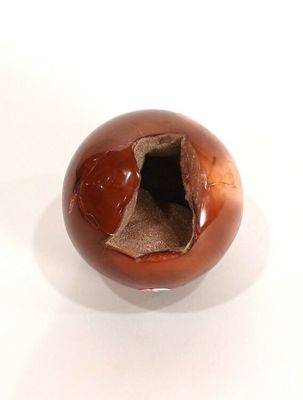 une image représentant une balle marron percée d'un trou