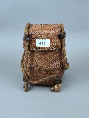 petit sac en osier avec une étiquette sur le devant