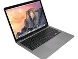 l'image d'un ordinateur portable posé sur une surface blanche