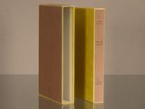 deux livres posés l'un à côté de l'autre sur une table