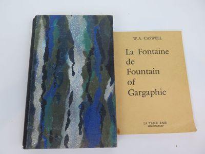 deux livres posés l'un à côté de l'autre sur une table