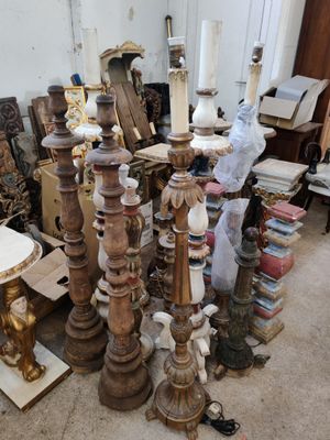 beaucoup de bougies posées par terre