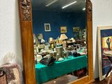 un grand miroir posé sur une table à côté d'une chaise