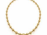 un collier de perles dorées sur fond blanc