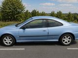 une voiture bleue garée sur le bord de la route