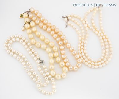 trois colliers à trois rangs de perles et une paire de boucles d'oreilles sur fond blanc