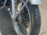 une moto garée sur le côté de la route