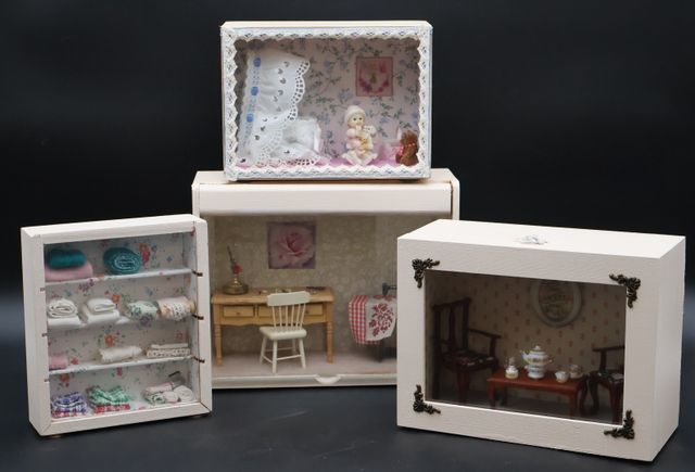 Diorama. Lot de 4 compositions miniatures, dans une vitrine en bo...