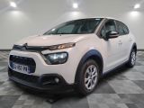 la petite voiture blanche est garée dans une grande pièce