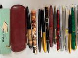 de nombreux stylos et crayons alignés sur une table
