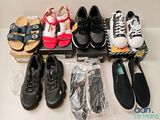 plusieurs paires de chaussures posées sur une table