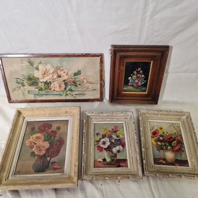 quatre photos encadrées représentant des fleurs dans un vase et un vase contenant des fleurs