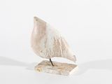 sculpture représentant un oiseau sur un socle en marbre, sur fond blanc