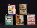 cinq boîtes contenant différents types d'huile sur fond noir