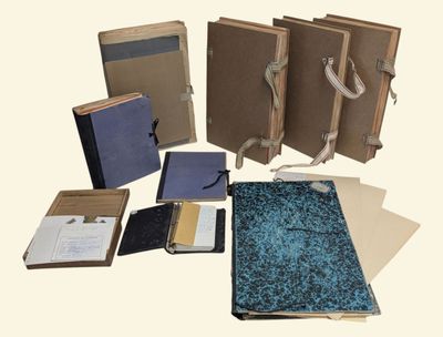 un grand nombre de livres posés sur une table