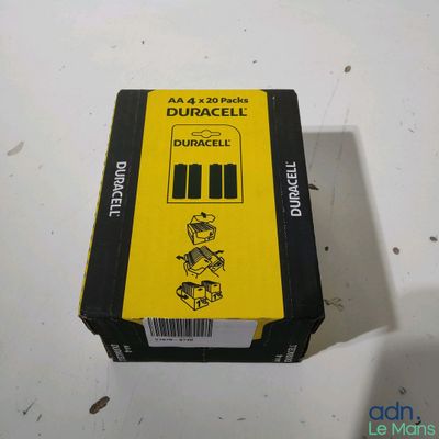 une boîte de piles Duracell posée sur une table