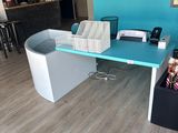 un bureau sur lequel se trouve un téléphone, dans une pièce