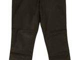 Les pantalons noirs des enfants sont alignés et prêts à être enfilés.