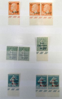 Plusieurs timbres différents sont exposés dans une vitrine.