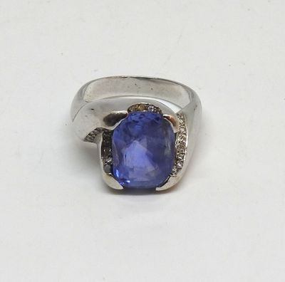 l'image d'une bague contenant une pierre bleue