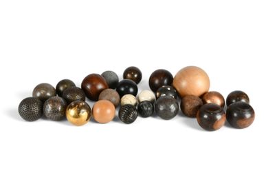 un tas de perles en bois posées sur une surface blanche, sur fond blanc