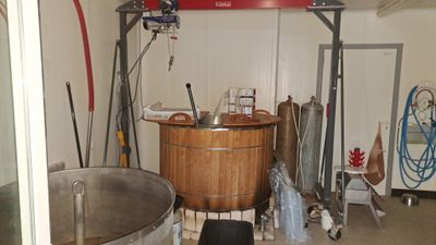 une image représentant un grand tonneau en bois dans une pièce