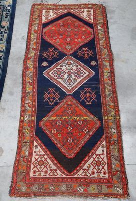 NORD-OUEST DE L'IRAN Tapis galerie À fond bleu et décor géom…
