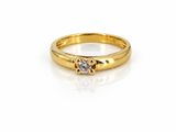 une bague en or jaune sertie d'un seul diamant au centre
