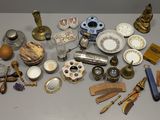 un grand nombre d'objets posés sur une table