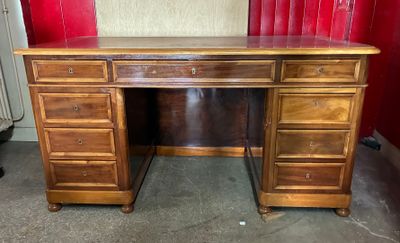 un vieux bureau avec un plateau en bois et des tiroirs