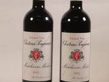 deux bouteilles de vin rouge posées l'une à côté de l'autre
