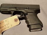 une arme qui se trouve sur une table avec une étiquette de prix