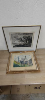 une photo d'une photo posée sur une table, à côté d'une photo d'un bâtiment