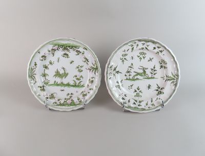 deux assiettes vertes et blanches ornées d'oiseaux et de fleurs