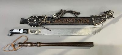 un couteau, un porte-couteau et une paire de ciseaux posés sur une table