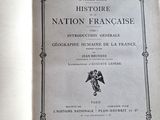 un livre ouvert dont la couverture représente un aigle