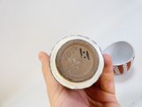 une personne tenant une tasse de café à la main