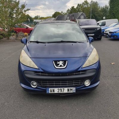 une voiture bleue garée dans un parking