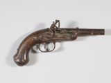 gros plan d'un fusil jouet sur une surface blanche