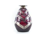 un vase rouge orné d'un motif géométrique