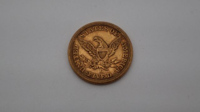 Une pièce de monnaie en or à valeur faciale de cinq dollars USA L...