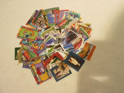 une pile de cartes posées sur une table