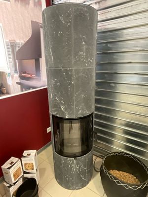 un poêle dans un coin de la pièce, à côté d'un bol de nourriture