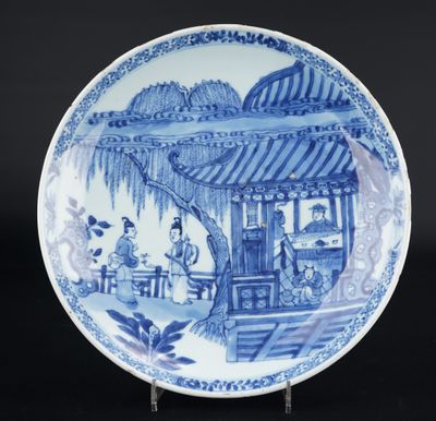 une assiette bleue et blanche ornée d'une scène orientale