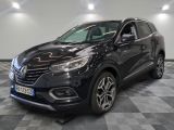 une voiture noire est garée sur le sol en damier d'un garage