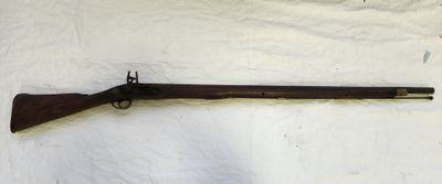 un fusil accroché au mur sur un fond blanc