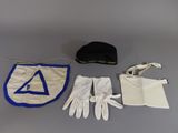une image montrant un chapeau, des gants et d’autres objets disposés sur une table